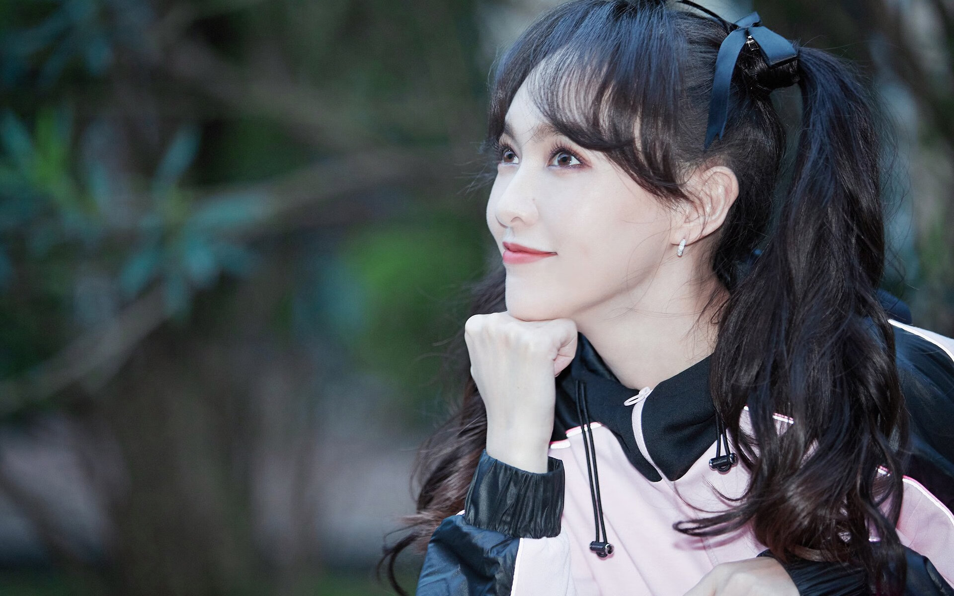 转换进攻中传球优先还是持球推进更有效,足球转移进攻