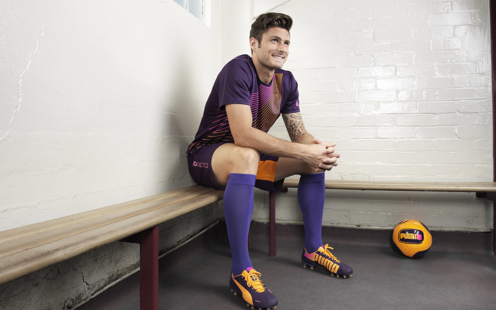 转换进攻中传球优先还是持球推进更有效,足球转移进攻