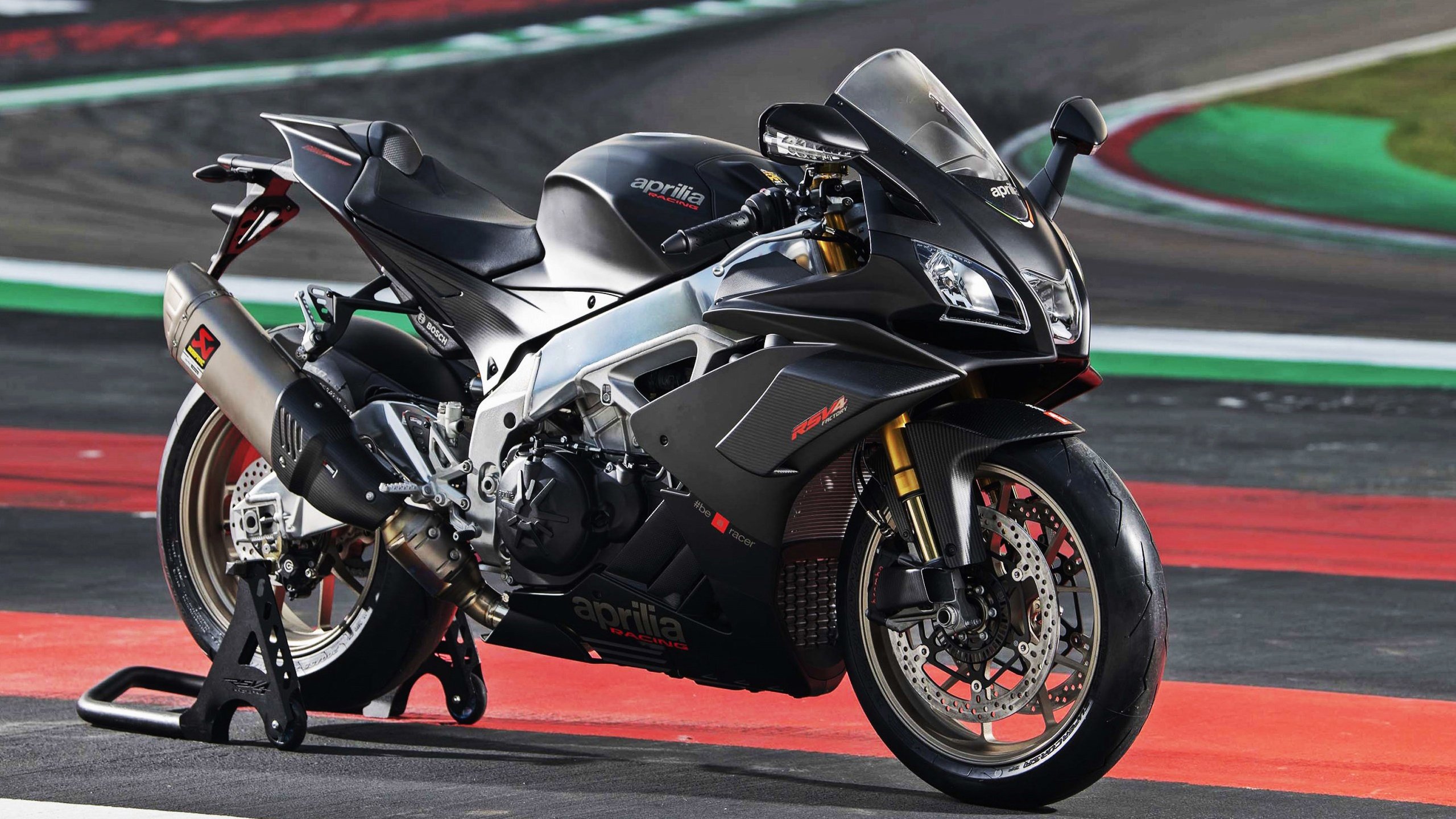 绿色环保足球场科技成果开始在多个城市应用,足球环保创意作品